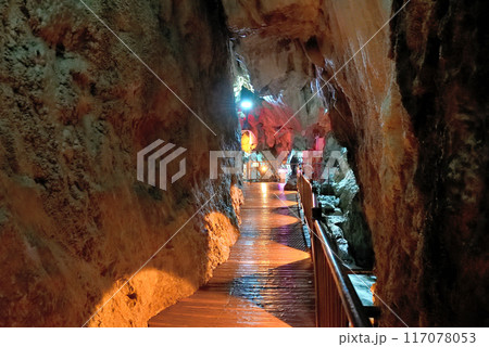東北・龍泉洞・百間廊下・入口から続く通路を探検気分でワクワクしながら進むイメージ・岩手県岩泉町(3) 117078053