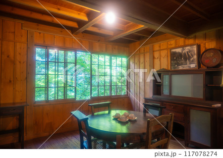 夏の旧軽井沢　ショーハウス記念館　窓辺の景色 117078274