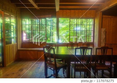 夏の旧軽井沢　ショーハウス記念館　窓辺の景色 117078275