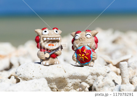 シーサーと沖縄の海 117078291