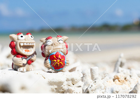 シーサーと沖縄の海 117078292