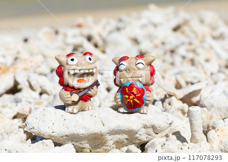 シーサーと沖縄の海 シーサーと沖縄の海 117078293