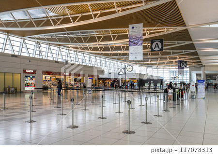 新千歳空港国際線ターミナル3F出発ロビーのAカウンター　ぼかし有り　ハイキー 117078313