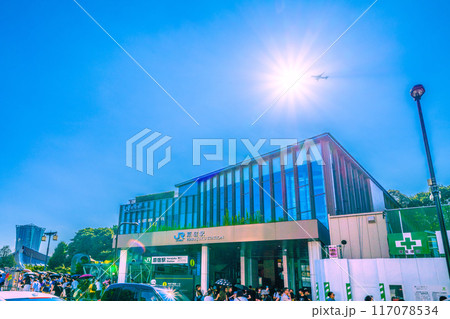 日本の東京都市景観8月・インバウンド続く…続々通過する航空機…（外国人観光客で賑わう原宿駅前）＝3日 117078534