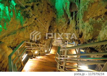 東北・龍泉洞・三原峠から水に濡れた階段を恐る恐る降りるイメージ・岩手県岩泉町(3) 東北・龍泉洞・三原峠から水に濡れた階段を恐る恐る降りるイメージ・岩手県岩泉町(3) 117079234