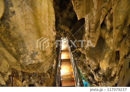 東北・龍泉洞・三原峠から降りる階段と氷柱状に垂れ下がる鍾乳石のイメージ・岩手県岩泉町 117079237