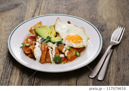 チラキレス、サルサロハ、メキシコの朝食 117079658