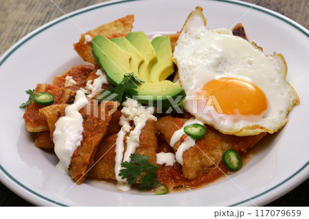 チラキレス、サルサロハ、メキシコの朝食 117079659