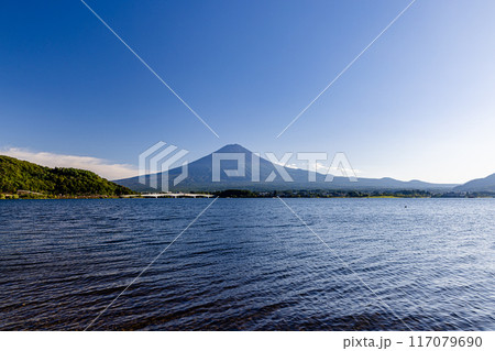 山梨県　河口湖から望む富士山 117079690