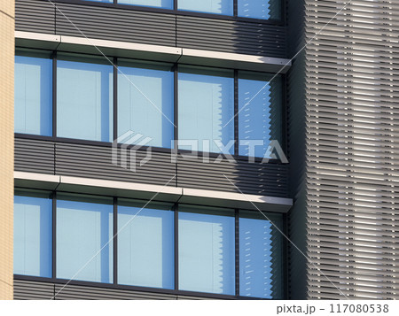 モダンなオフィスビルの外壁と窓 117080538