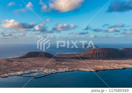 View of La Graciosa near the island of Lanzarote, Canary Islands 117080569