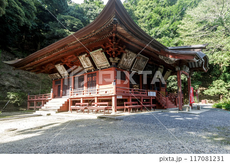 緑の森林を背に施無畏山小山寺本堂は国の登録有形文化財 117081231