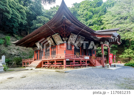緑の森林を背に施無畏山小山寺本堂は国の登録有形文化財 117081235