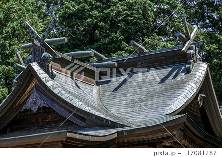 日本の神社建築様式のかっこいい切妻造屋根【神社イメージ】 日本の神社建築様式のかっこいい切妻造屋根【神社イメージ】 117081287