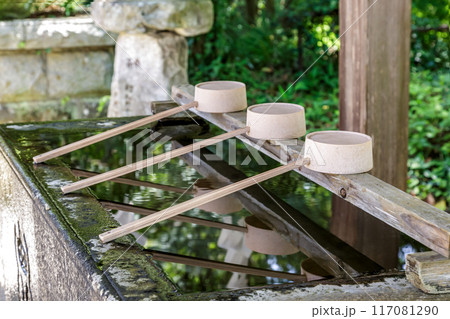 神社にある手水舎の柄杓イメージ【神社イメージ】 神社にある手水舎の柄杓イメージ【神社イメージ】 117081290