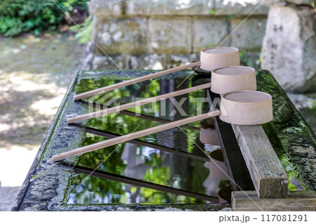 神社にある手水舎の柄杓イメージ【神社イメージ】 神社にある手水舎の柄杓イメージ【神社イメージ】 117081291