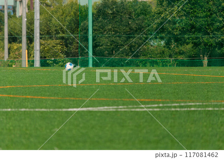 グラウンドに転がるサッカーボール グラウンドに転がるサッカーボール 117081462