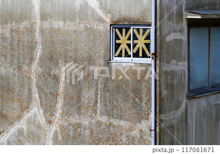 外壁の劣化　ヒビ割れ 117081671