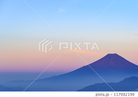山梨県・早朝の雁ヶ腹摺山から見る富士山と山並み 山梨県・早朝の雁ヶ腹摺山から見る富士山と山並み 117082190