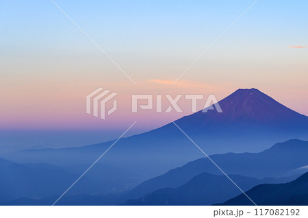 山梨県・早朝の雁ヶ腹摺山から見る富士山と山並み 117082192