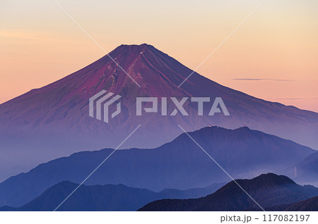 山梨県・早朝の雁ヶ腹摺山から見る富士山と山並み 117082197