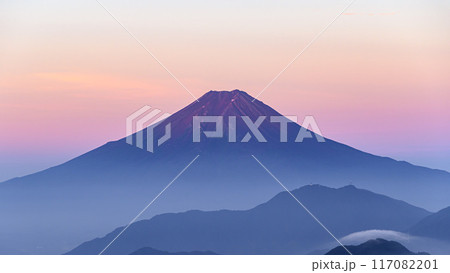 山梨県・早朝の雁ヶ腹摺山から見る富士山と山並み 117082201