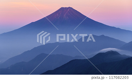 山梨県・早朝の雁ヶ腹摺山から見る富士山と山並み 山梨県・早朝の雁ヶ腹摺山から見る富士山と山並み 117082203