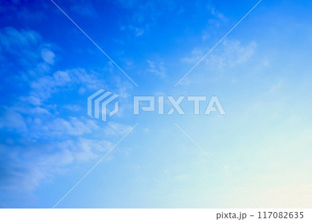 早朝の青空に浮かぶ雲 早朝の青空に浮かぶ雲 117082635