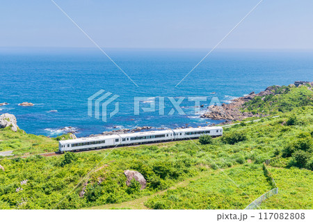 「青森県」種差海岸を走る東北エモーション・八戸市 「青森県」種差海岸を走る東北エモーション・八戸市 117082808