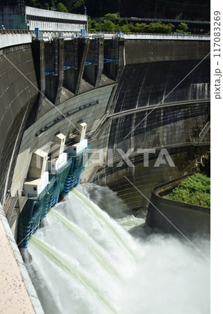 放流中の天ヶ瀬ダム　宇治市 117083269