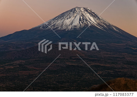 精進湖・パノラマ台から見る残照の富士山 117083377