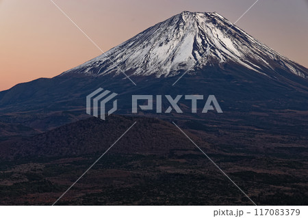 精進湖・パノラマ台から見る残照の富士山 精進湖・パノラマ台から見る残照の富士山 117083379