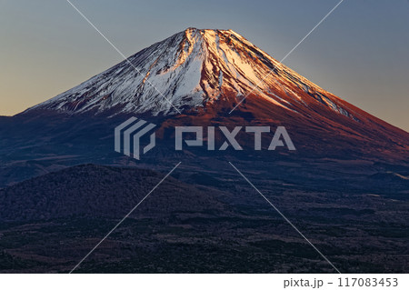 精進湖・パノラマ台から見る夕暮れの富士山 精進湖・パノラマ台から見る夕暮れの富士山 117083453