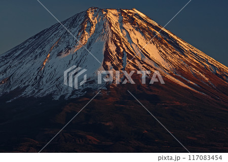 精進湖・パノラマ台から見る夕暮れの富士山 117083454