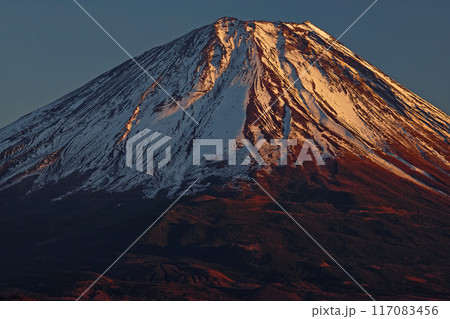 精進湖・パノラマ台から見る夕暮れの富士山 精進湖・パノラマ台から見る夕暮れの富士山 117083456