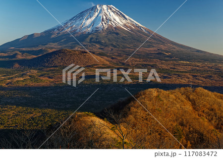 精進湖・パノラマ台から見る夕暮れの富士山 精進湖・パノラマ台から見る夕暮れの富士山 117083472