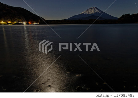 精進湖畔から見る月明かりの富士山 117083485