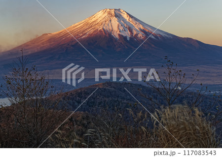 石割山から見る朝焼けの富士山 117083543