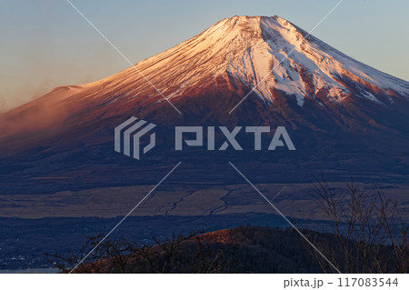 石割山から見る朝焼けの富士山 石割山から見る朝焼けの富士山 117083544