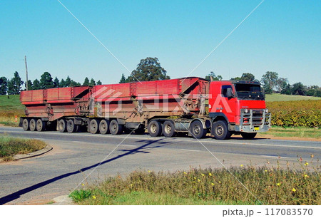 オーストラリアの鉱石運搬用Bダブルストレーラー（2000年撮影、ネガフィルム） 117083570