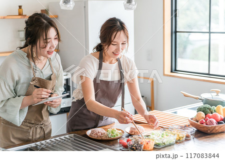 料理教室・クッキングスクールで料理を教える講師の女性と生徒の女性 料理教室・クッキングスクールで料理を教える講師の女性と生徒の女性 117083844