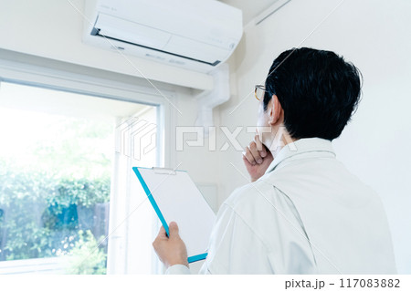 エアコンの点検をする男性 エアコンの点検をする男性 117083882