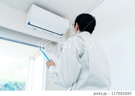 エアコンの点検をする男性 117083885