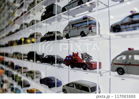 コレクションケースに並ぶミニカー 117083888