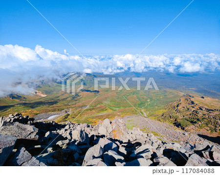 秋の鳥海山登山：山頂（新山）からの眺め 117084088
