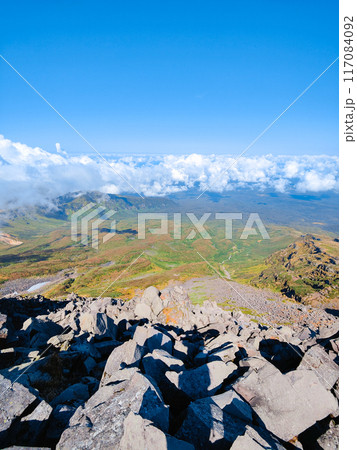 秋の鳥海山登山:山頂(新山)からの眺め 秋の鳥海山登山:山頂(新山)からの眺め 117084092