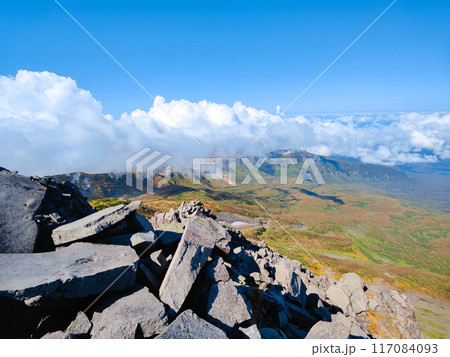 秋の鳥海山登山:山頂(新山)からの眺め 秋の鳥海山登山:山頂(新山)からの眺め 117084093