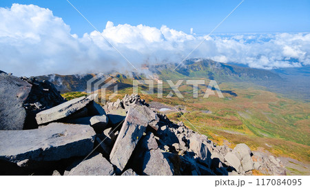 秋の鳥海山登山：山頂（新山）からの眺め 117084095
