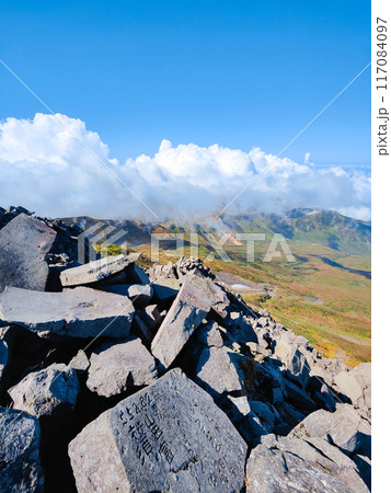 秋の鳥海山登山：山頂（新山）からの眺め 117084097