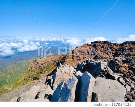 秋の鳥海山登山：山頂（新山）からの眺め 117084125